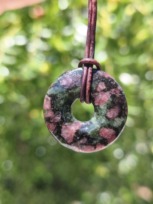 Granat-Pyroxenit 30mm Donut Edelstein Kette Rarität selten Schutzsymbol Heilstein Kristall HIPPIE Boho Tibet Ethno Mann Frau Geschenk Er Sie - Art of Nature Berlin