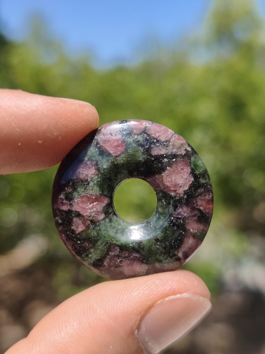 Granat-Pyroxenit 30mm Donut Edelstein Kette Rarität selten Schutzsymbol Heilstein Kristall HIPPIE Boho Tibet Ethno Mann Frau Geschenk Er Sie - Art of Nature Berlin