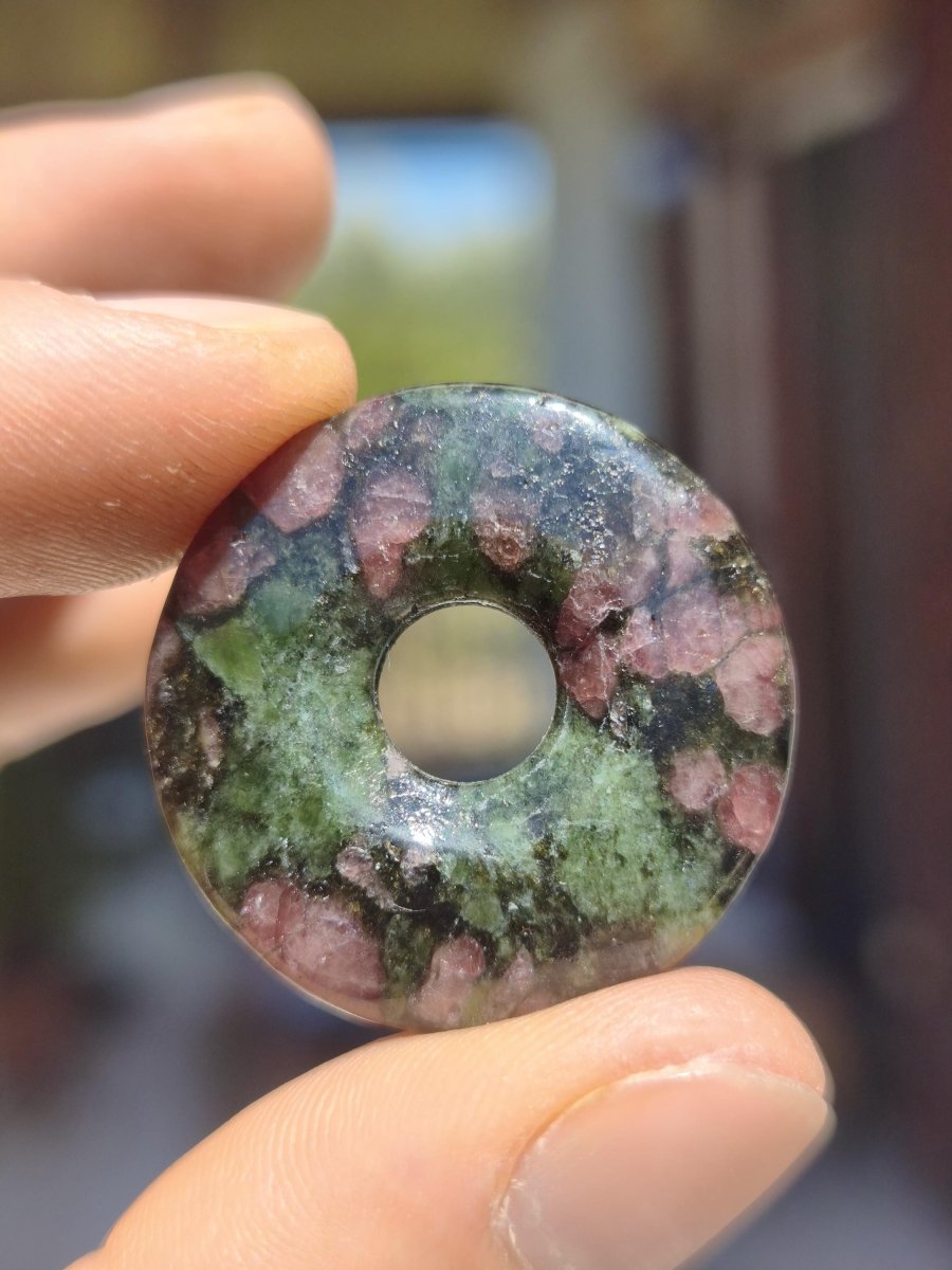 Granat-Pyroxenit 30mm Donut Edelstein Kette Rarität selten Schutzsymbol Heilstein Kristall HIPPIE Boho Tibet Ethno Mann Frau Geschenk Er Sie - Art of Nature Berlin