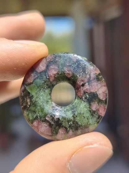 Granat-Pyroxenit 30mm Donut Edelstein Kette Rarität selten Schutzsymbol Heilstein Kristall HIPPIE Boho Tibet Ethno Mann Frau Geschenk Er Sie - Art of Nature Berlin
