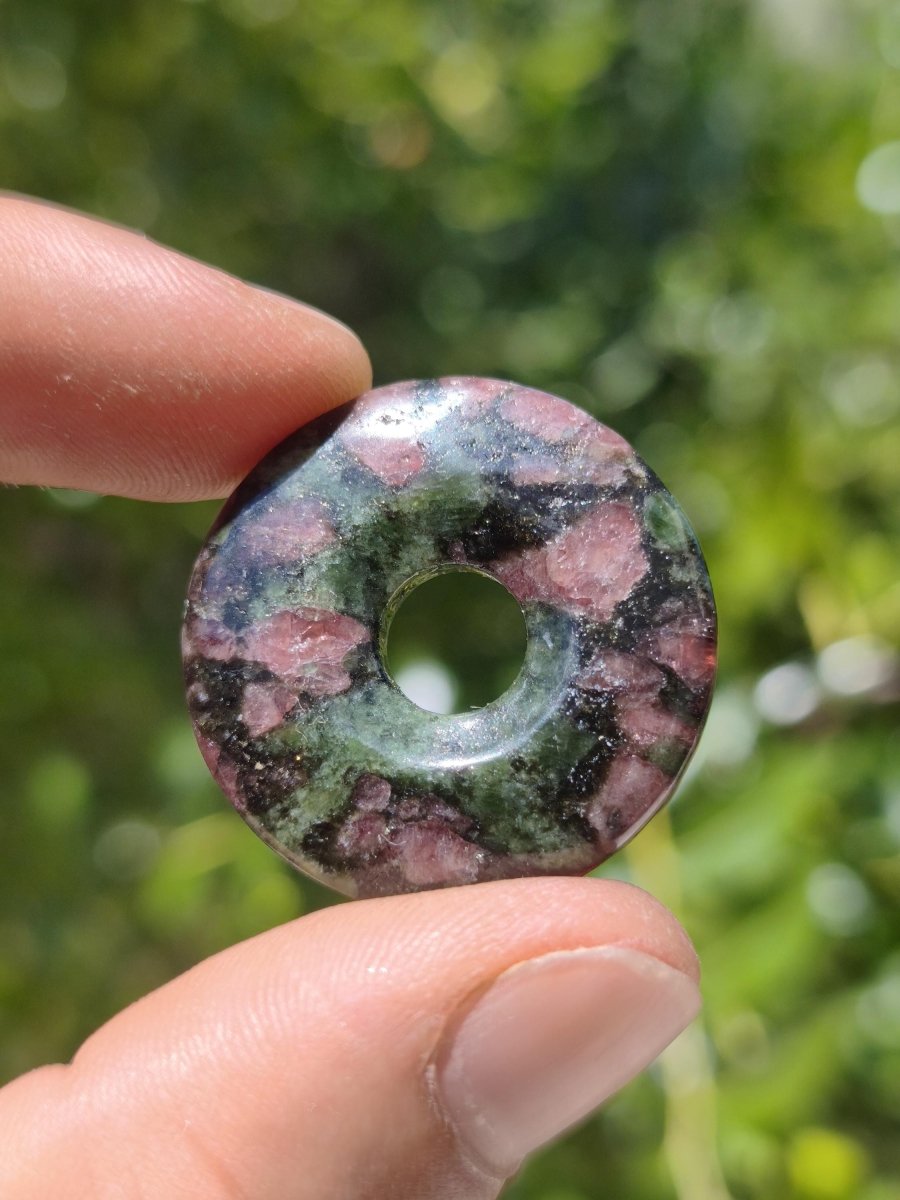 Granat-Pyroxenit 30mm Donut Edelstein Kette Rarität selten Schutzsymbol Heilstein Kristall HIPPIE Boho Tibet Ethno Mann Frau Geschenk Er Sie - Art of Nature Berlin