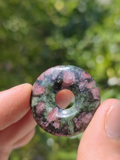 Granat-Pyroxenit 30mm Donut Edelstein Kette Rarität selten Schutzsymbol Heilstein Kristall HIPPIE Boho Tibet Ethno Mann Frau Geschenk Er Sie - Art of Nature Berlin