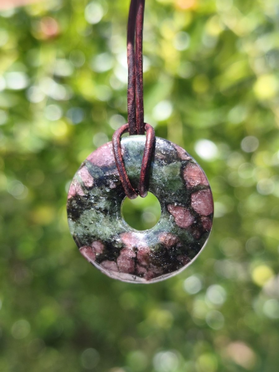 Granat-Pyroxenit 30mm Donut Edelstein Kette Rarität selten Schutzsymbol Heilstein Kristall HIPPIE Boho Tibet Ethno Mann Frau Geschenk Er Sie - Art of Nature Berlin