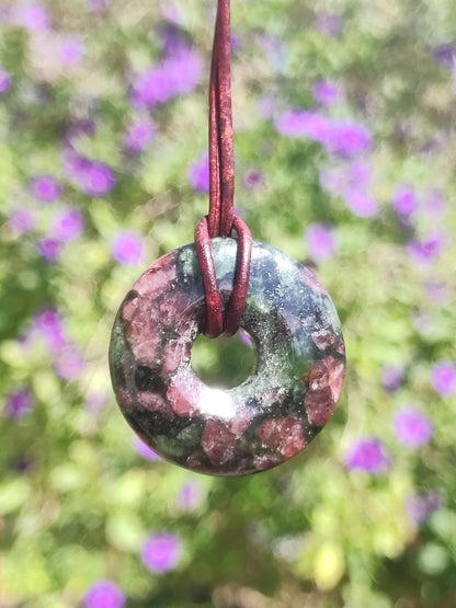 Granat-Pyroxenit 30mm Donut Edelstein Kette Rarität selten Schutzsymbol Heilstein Kristall HIPPIE Boho Tibet Ethno Mann Frau Geschenk Er Sie - Art of Nature Berlin
