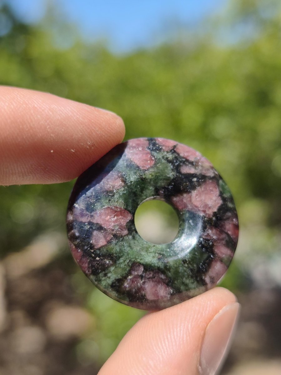 Granat-Pyroxenit 30mm Donut Edelstein Kette Rarität selten Schutzsymbol Heilstein Kristall HIPPIE Boho Tibet Ethno Mann Frau Geschenk Er Sie - Art of Nature Berlin