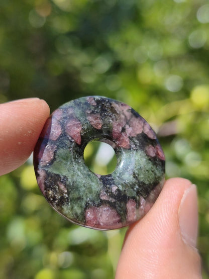 Granat-Pyroxenit 30mm Donut Edelstein Kette Rarität selten Schutzsymbol Heilstein Kristall HIPPIE Boho Tibet Ethno Mann Frau Geschenk Er Sie - Art of Nature Berlin