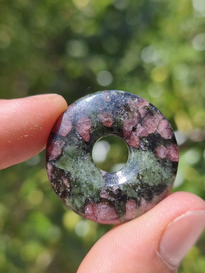 Granat-Pyroxenit 30mm Donut Edelstein Kette Rarität selten Schutzsymbol Heilstein Kristall HIPPIE Boho Tibet Ethno Mann Frau Geschenk Er Sie - Art of Nature Berlin