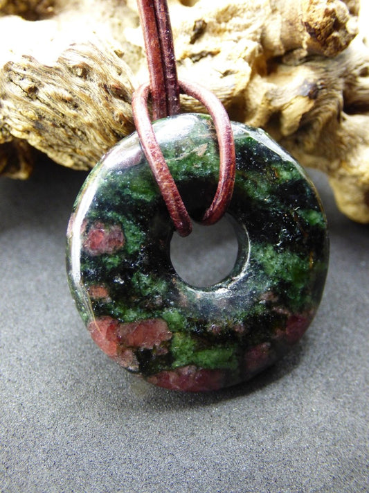 Granat - Pyroxenit 30mm Donut Edelstein Kette Rarität selten Schutzsymbol Heilstein Kristall HIPPIE Boho Tibet Ethno Mann Frau Geschenk Er Sie - Art of Nature Berlin