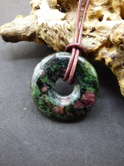 Granat - Pyroxenit 30mm Donut Edelstein Kette Rarität selten Schutzsymbol Heilstein Kristall HIPPIE Boho Tibet Ethno Mann Frau Geschenk Er Sie - Art of Nature Berlin