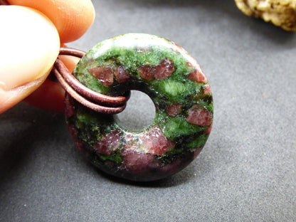 Granat - Pyroxenit 30mm Donut Edelstein Kette Rarität selten Schutzsymbol Heilstein Kristall HIPPIE Boho Tibet Ethno Mann Frau Geschenk Er Sie - Art of Nature Berlin