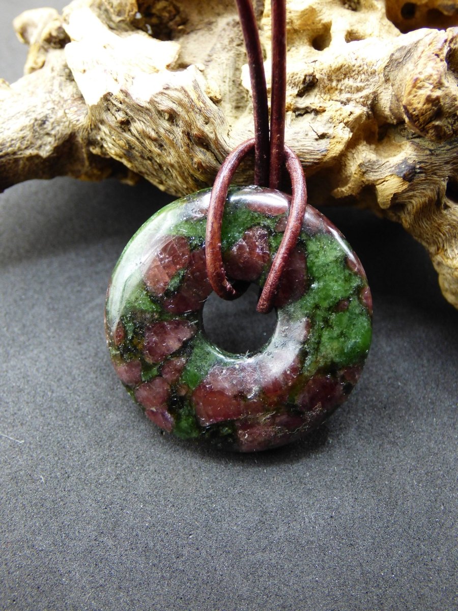 Granat - Pyroxenit 30mm Donut Edelstein Kette Rarität selten Schutzsymbol Heilstein Kristall HIPPIE Boho Tibet Ethno Mann Frau Geschenk Er Sie - Art of Nature Berlin