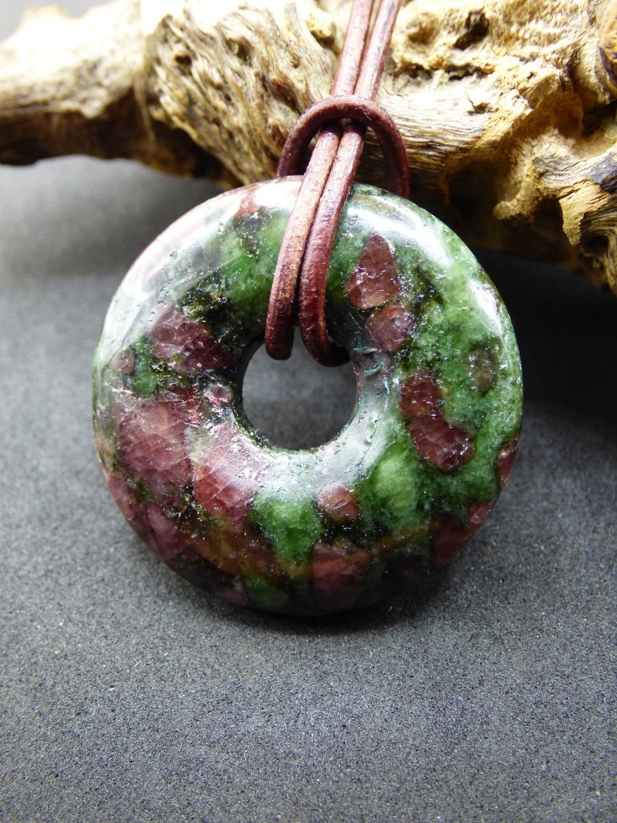 Granat - Pyroxenit 30mm Donut Edelstein Kette Rarität selten Schutzsymbol Heilstein Kristall HIPPIE Boho Tibet Ethno Mann Frau Geschenk Er Sie - Art of Nature Berlin