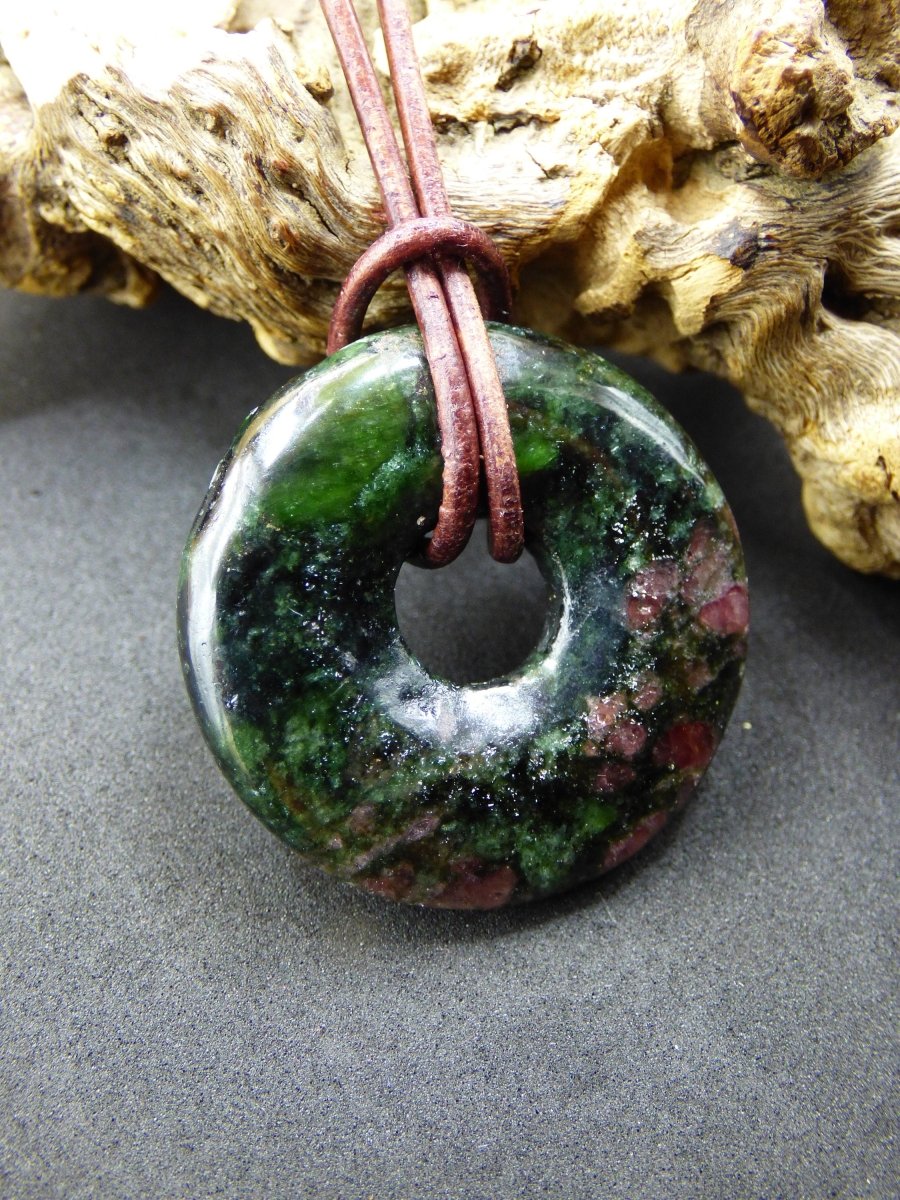 Granat - Pyroxenit 30mm Donut Edelstein Kette Rarität selten Schutzsymbol Heilstein Kristall HIPPIE Boho Tibet Ethno Mann Frau Geschenk Er Sie - Art of Nature Berlin