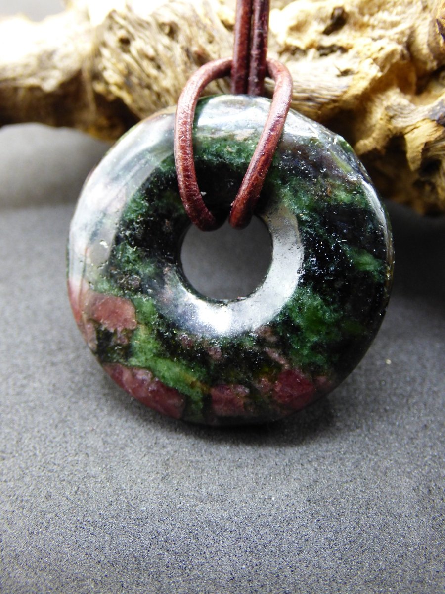 Granat - Pyroxenit 30mm Donut Edelstein Kette Rarität selten Schutzsymbol Heilstein Kristall HIPPIE Boho Tibet Ethno Mann Frau Geschenk Er Sie - Art of Nature Berlin