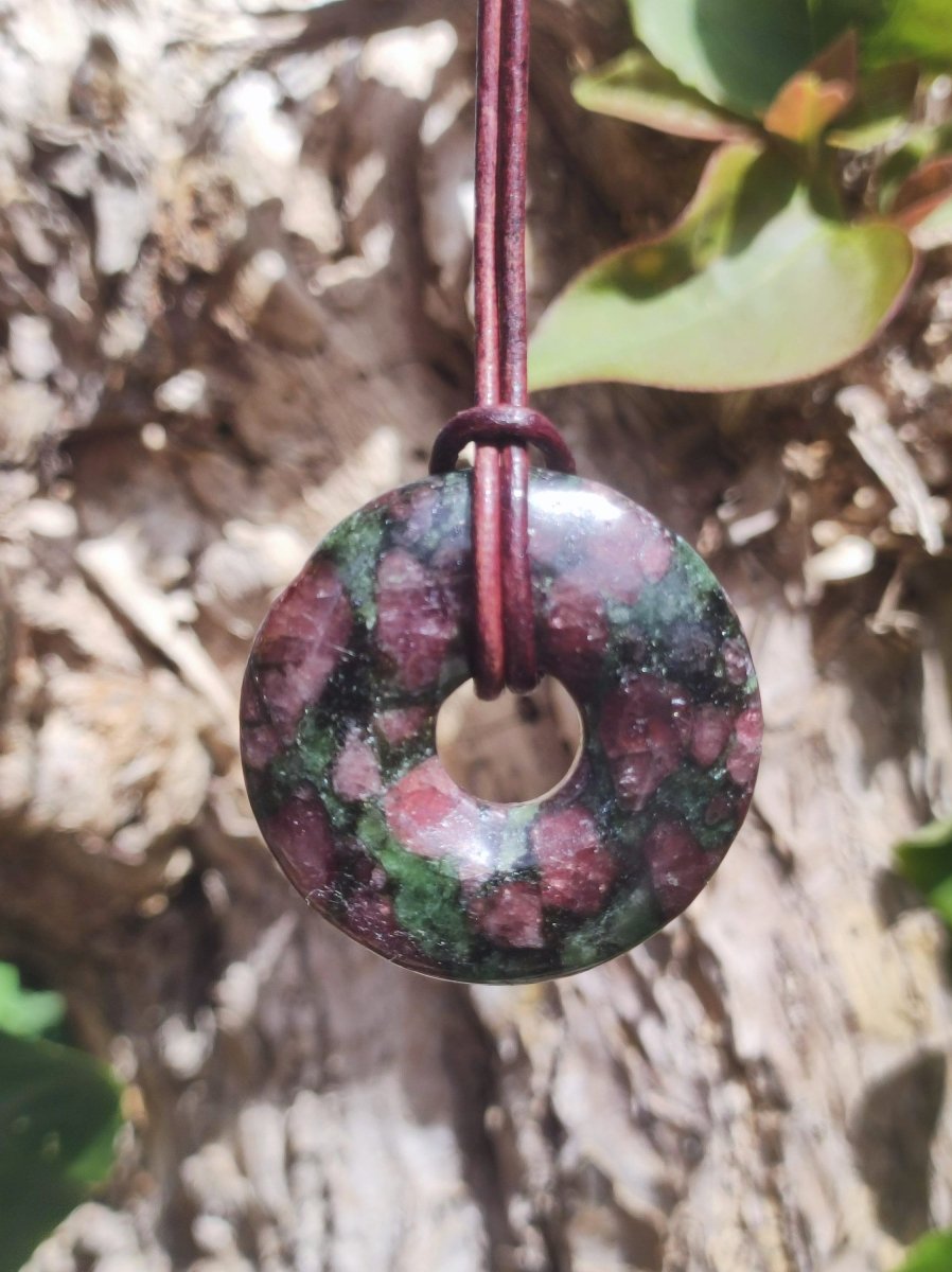 Granat - Pyroxenit 30mm Donut Edelstein Kette Rarität selten Schutzsymbol Heilstein Kristall HIPPIE Boho Tibet Ethno Mann Frau Geschenk Er Sie - Art of Nature Berlin