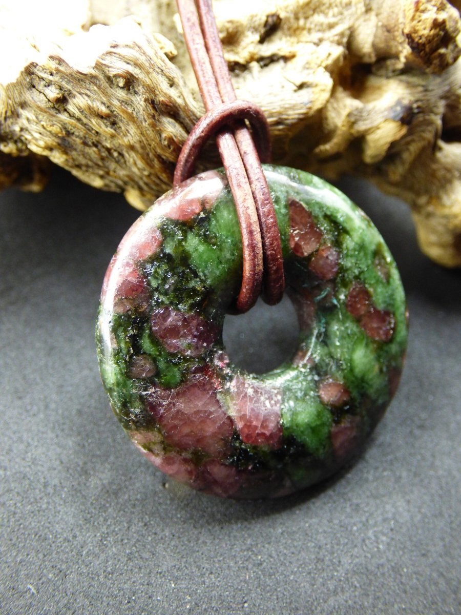 Granat - Pyroxenit 30mm Donut Edelstein Kette Rarität selten Schutzsymbol Heilstein Kristall HIPPIE Boho Tibet Ethno Mann Frau Geschenk Er Sie - Art of Nature Berlin