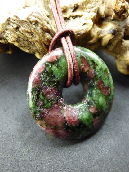 Granat - Pyroxenit 30mm Donut Edelstein Kette Rarität selten Schutzsymbol Heilstein Kristall HIPPIE Boho Tibet Ethno Mann Frau Geschenk Er Sie - Art of Nature Berlin