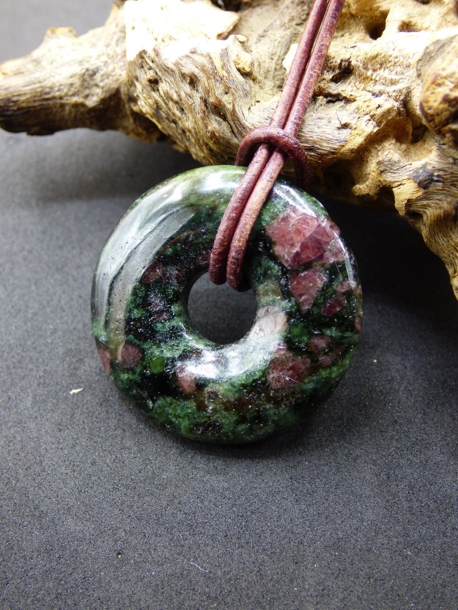 Granat - Pyroxenit 30mm Donut Edelstein Kette Rarität selten Schutzsymbol Heilstein Kristall HIPPIE Boho Tibet Ethno Mann Frau Geschenk Er Sie - Art of Nature Berlin