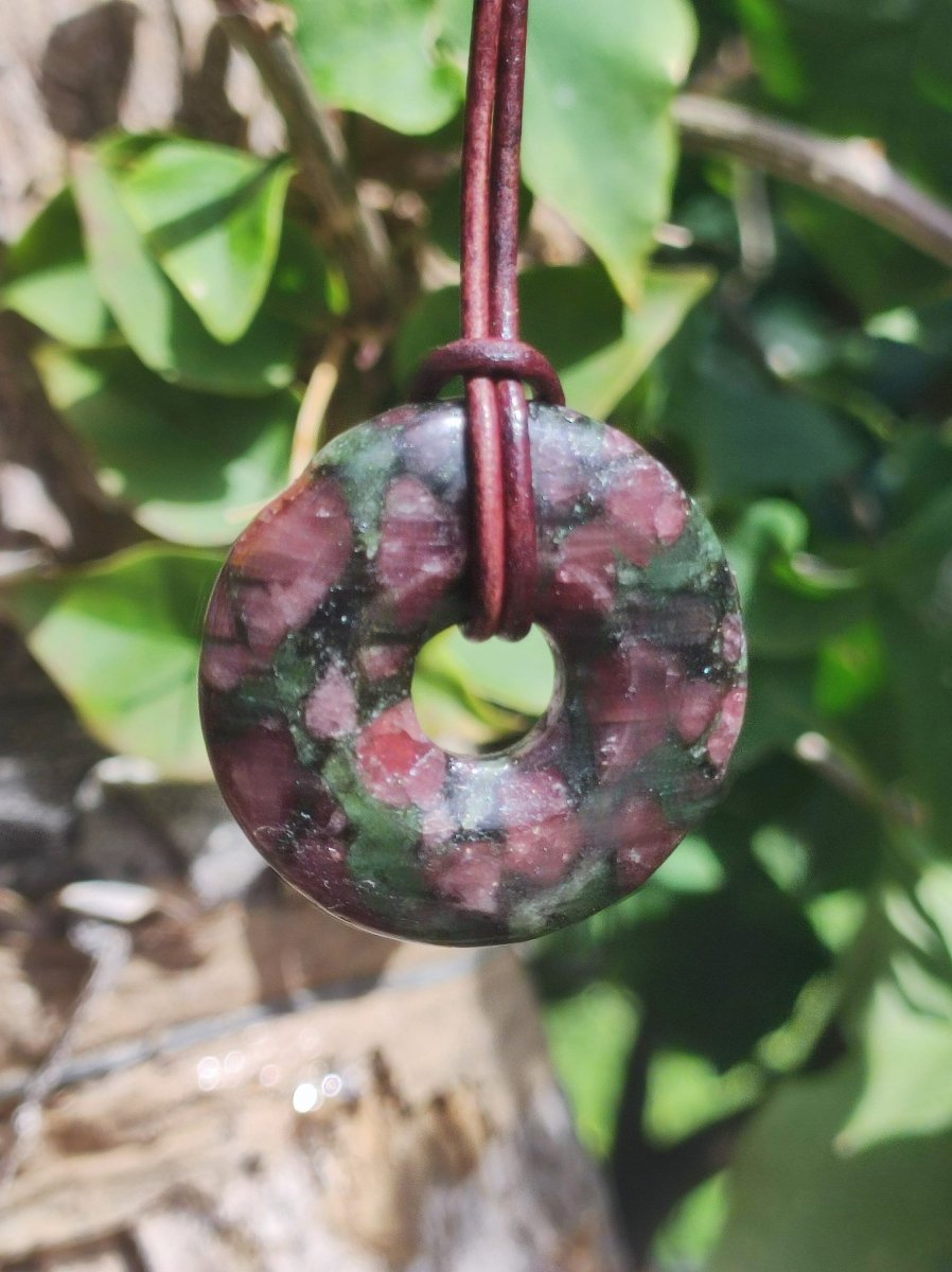 Granat - Pyroxenit 30mm Donut Edelstein Kette Rarität selten Schutzsymbol Heilstein Kristall HIPPIE Boho Tibet Ethno Mann Frau Geschenk Er Sie - Art of Nature Berlin