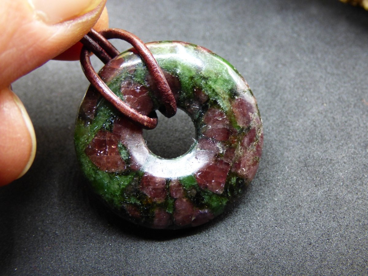 Granat - Pyroxenit 30mm Donut Edelstein Kette Rarität selten Schutzsymbol Heilstein Kristall HIPPIE Boho Tibet Ethno Mann Frau Geschenk Er Sie - Art of Nature Berlin