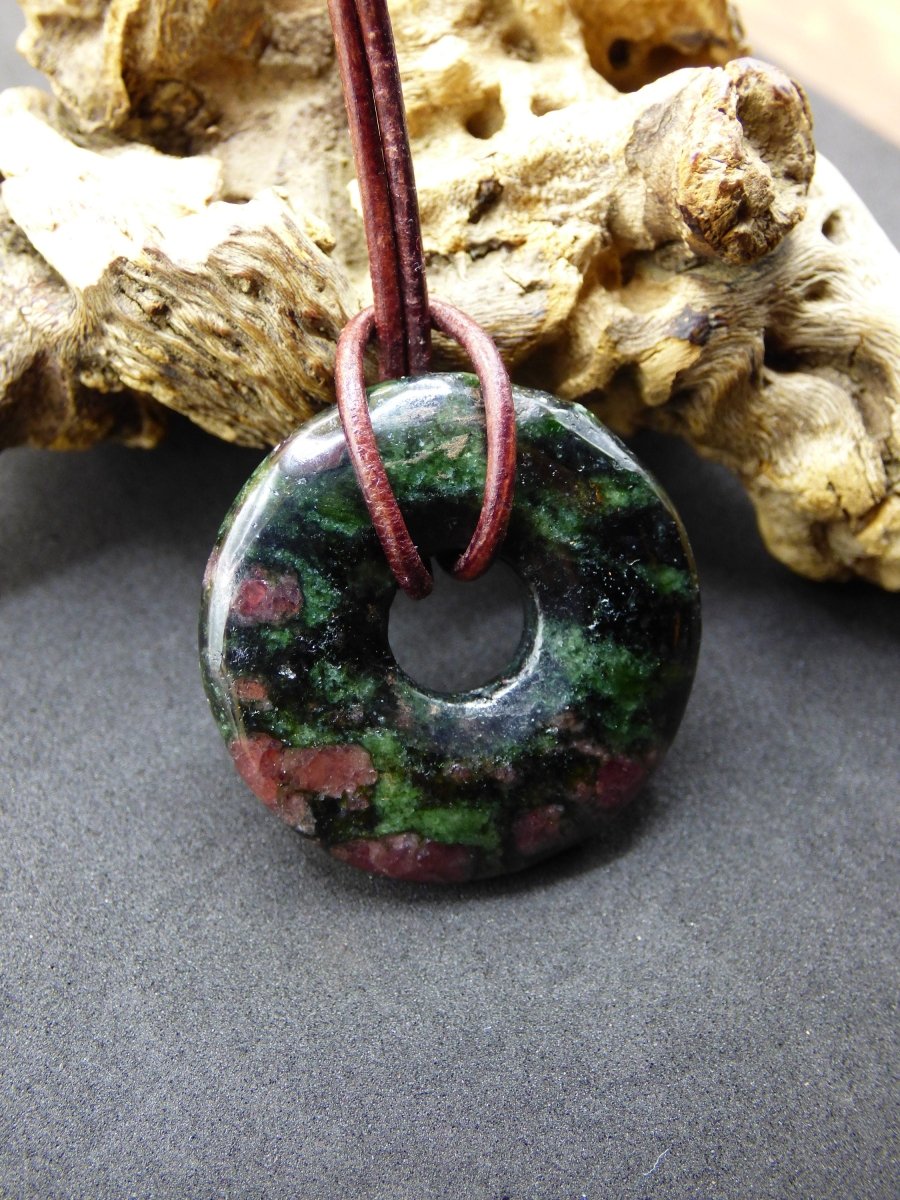 Granat - Pyroxenit 30mm Donut Edelstein Kette Rarität selten Schutzsymbol Heilstein Kristall HIPPIE Boho Tibet Ethno Mann Frau Geschenk Er Sie - Art of Nature Berlin