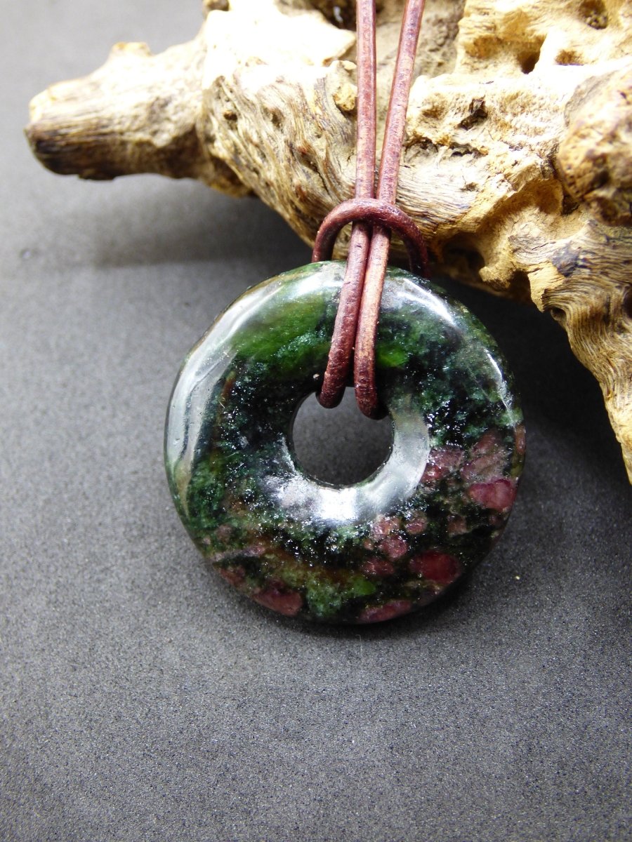 Granat - Pyroxenit 30mm Donut Edelstein Kette Rarität selten Schutzsymbol Heilstein Kristall HIPPIE Boho Tibet Ethno Mann Frau Geschenk Er Sie - Art of Nature Berlin