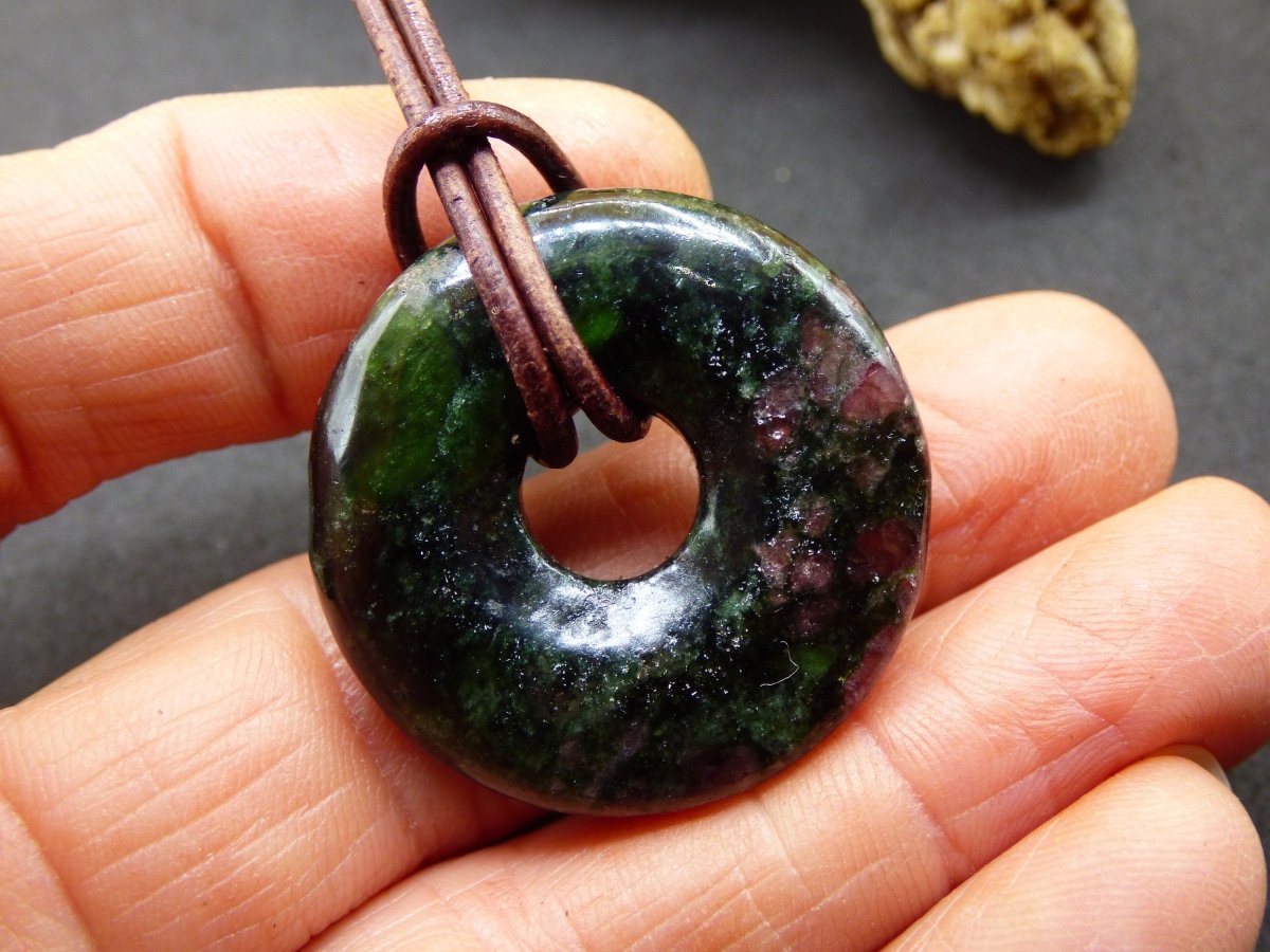 Granat - Pyroxenit 30mm Donut Edelstein Kette Rarität selten Schutzsymbol Heilstein Kristall HIPPIE Boho Tibet Ethno Mann Frau Geschenk Er Sie - Art of Nature Berlin