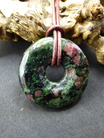 Granat - Pyroxenit 30mm Donut Edelstein Kette Rarität selten Schutzsymbol Heilstein Kristall HIPPIE Boho Tibet Ethno Mann Frau Geschenk Er Sie - Art of Nature Berlin