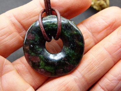 Granat - Pyroxenit 30mm Donut Edelstein Kette Rarität selten Schutzsymbol Heilstein Kristall HIPPIE Boho Tibet Ethno Mann Frau Geschenk Er Sie - Art of Nature Berlin