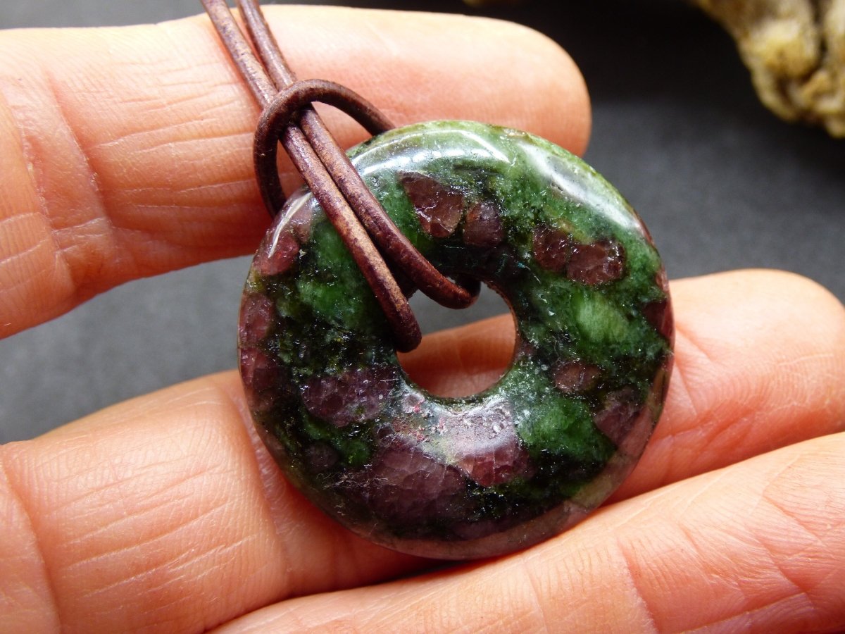 Granat - Pyroxenit 30mm Donut Edelstein Kette Rarität selten Schutzsymbol Heilstein Kristall HIPPIE Boho Tibet Ethno Mann Frau Geschenk Er Sie - Art of Nature Berlin