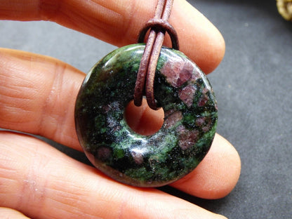 Granat - Pyroxenit 30mm Donut Edelstein Kette Rarität selten Schutzsymbol Heilstein Kristall HIPPIE Boho Tibet Ethno Mann Frau Geschenk Er Sie - Art of Nature Berlin