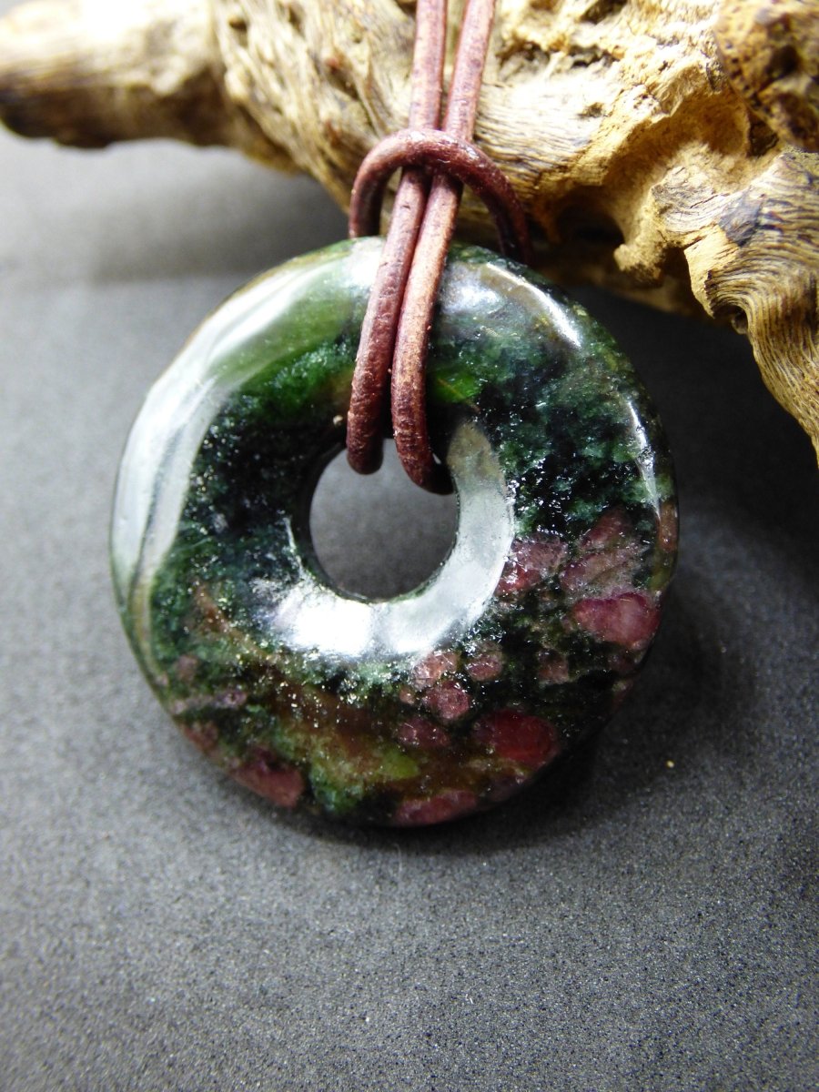 Granat - Pyroxenit 30mm Donut Edelstein Kette Rarität selten Schutzsymbol Heilstein Kristall HIPPIE Boho Tibet Ethno Mann Frau Geschenk Er Sie - Art of Nature Berlin