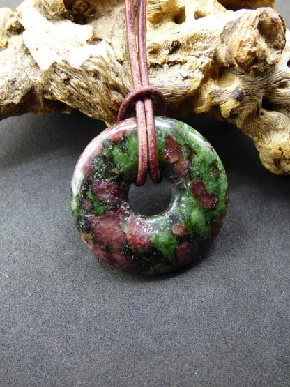 Granat - Pyroxenit 30mm Donut Edelstein Kette Rarität selten Schutzsymbol Heilstein Kristall HIPPIE Boho Tibet Ethno Mann Frau Geschenk Er Sie - Art of Nature Berlin