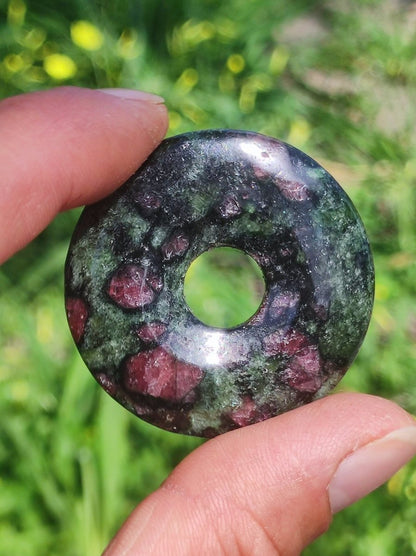 Granat - Pyroxenit 40mm Donut Edelstein Kette Rarität selten Schutzsymbol Heilstein Kristall HIPPIE Boho Tibet Ethno Mann Frau Geschenk Er Sie - Art of Nature Berlin