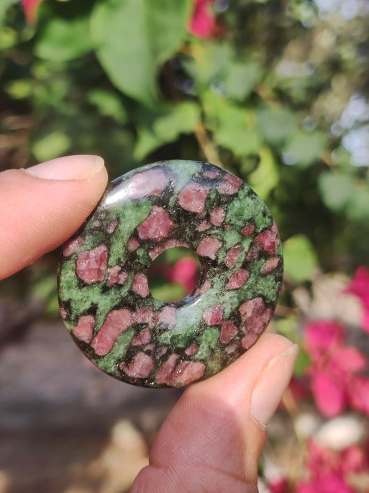 Granat - Pyroxenit 40mm Donut Edelstein Kette Rarität selten Schutzsymbol Heilstein Kristall HIPPIE Boho Tibet Ethno Mann Frau Geschenk Er Sie - Art of Nature Berlin