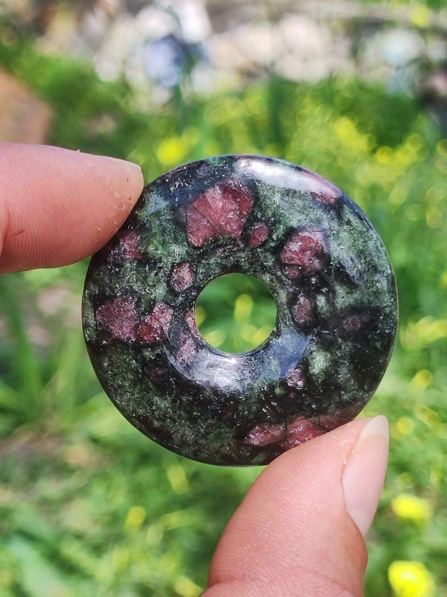 Granat - Pyroxenit 40mm Donut Edelstein Kette Rarität selten Schutzsymbol Heilstein Kristall HIPPIE Boho Tibet Ethno Mann Frau Geschenk Er Sie - Art of Nature Berlin