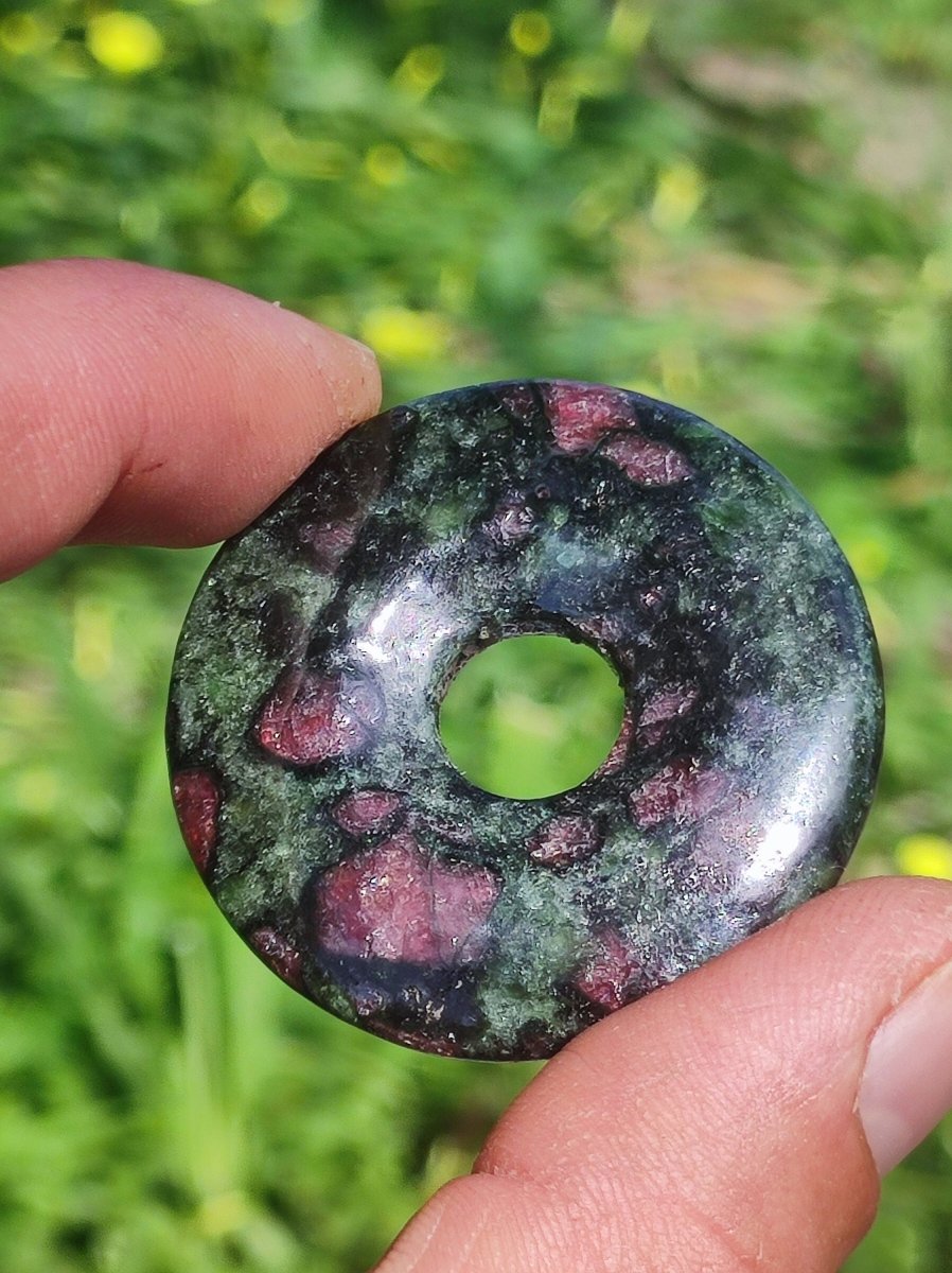 Granat - Pyroxenit 40mm Donut Edelstein Kette Rarität selten Schutzsymbol Heilstein Kristall HIPPIE Boho Tibet Ethno Mann Frau Geschenk Er Sie - Art of Nature Berlin