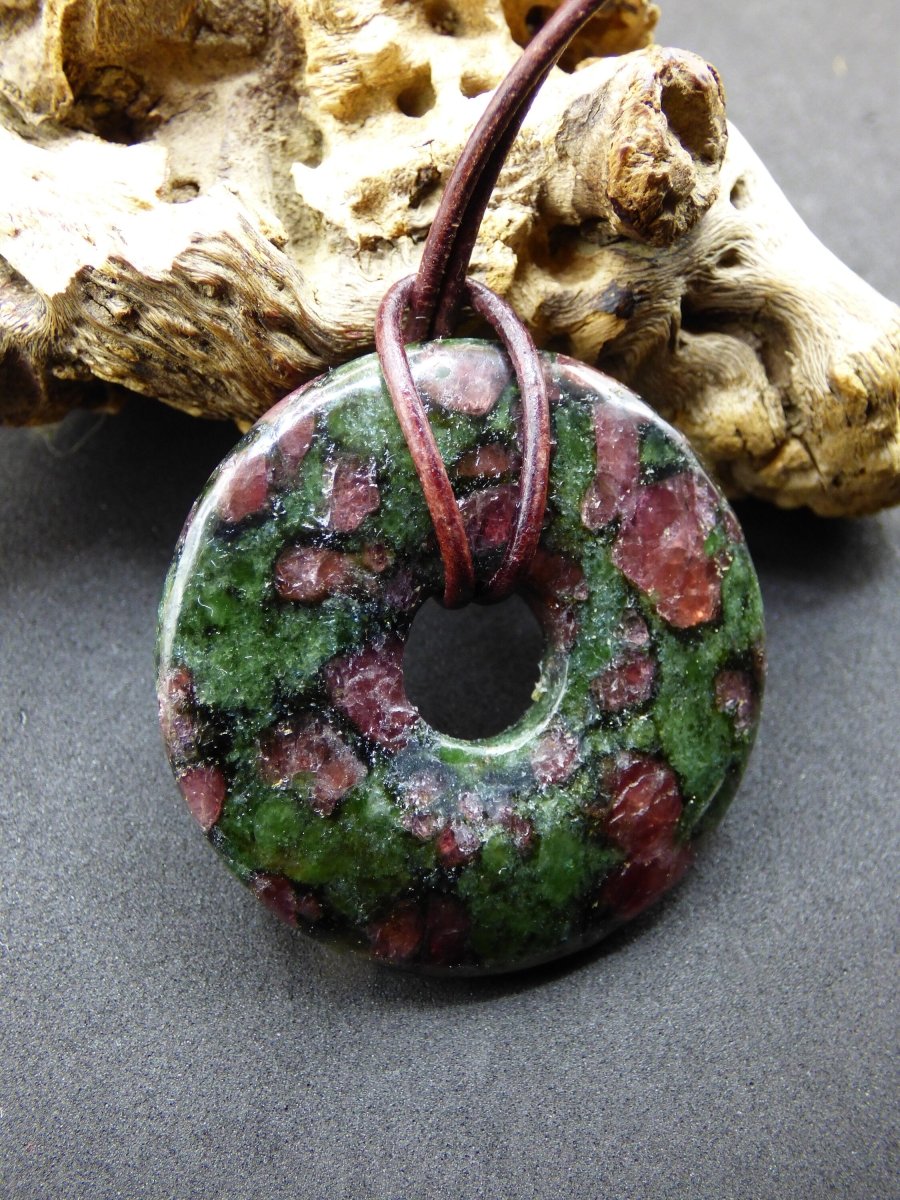 Granat - Pyroxenit 40mm Donut Edelstein Kette Rarität selten Schutzsymbol Heilstein Kristall HIPPIE Boho Tibet Ethno Mann Frau Geschenk Er Sie - Art of Nature Berlin