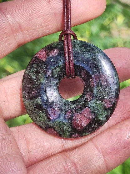 Granat - Pyroxenit 40mm Donut Edelstein Kette Rarität selten Schutzsymbol Heilstein Kristall HIPPIE Boho Tibet Ethno Mann Frau Geschenk Er Sie - Art of Nature Berlin