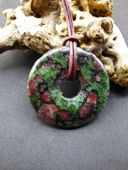 Granat - Pyroxenit 40mm Donut Edelstein Kette Rarität selten Schutzsymbol Heilstein Kristall HIPPIE Boho Tibet Ethno Mann Frau Geschenk Er Sie - Art of Nature Berlin