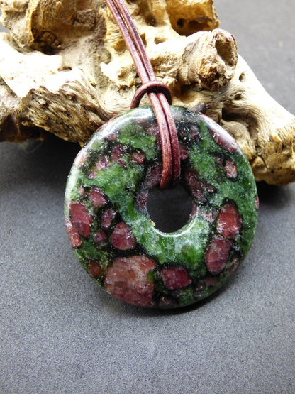 Granat - Pyroxenit 40mm Donut Edelstein Kette Rarität selten Schutzsymbol Heilstein Kristall HIPPIE Boho Tibet Ethno Mann Frau Geschenk Er Sie - Art of Nature Berlin