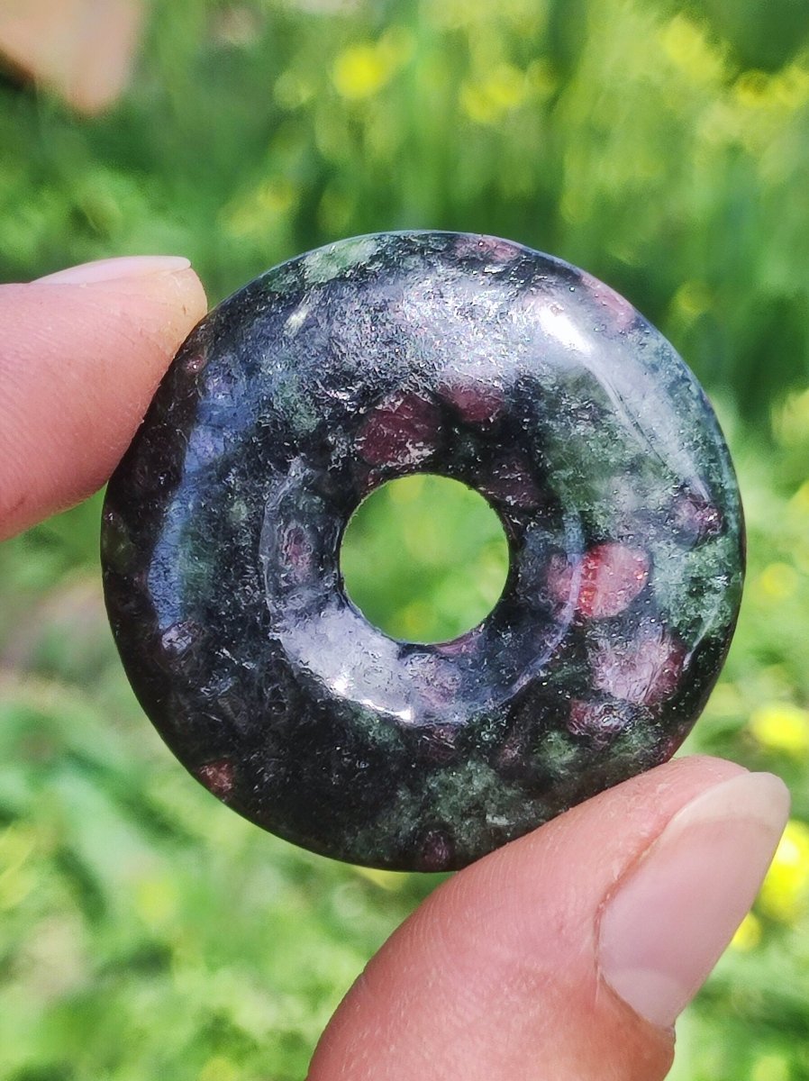 Granat - Pyroxenit 40mm Donut Edelstein Kette Rarität selten Schutzsymbol Heilstein Kristall HIPPIE Boho Tibet Ethno Mann Frau Geschenk Er Sie - Art of Nature Berlin