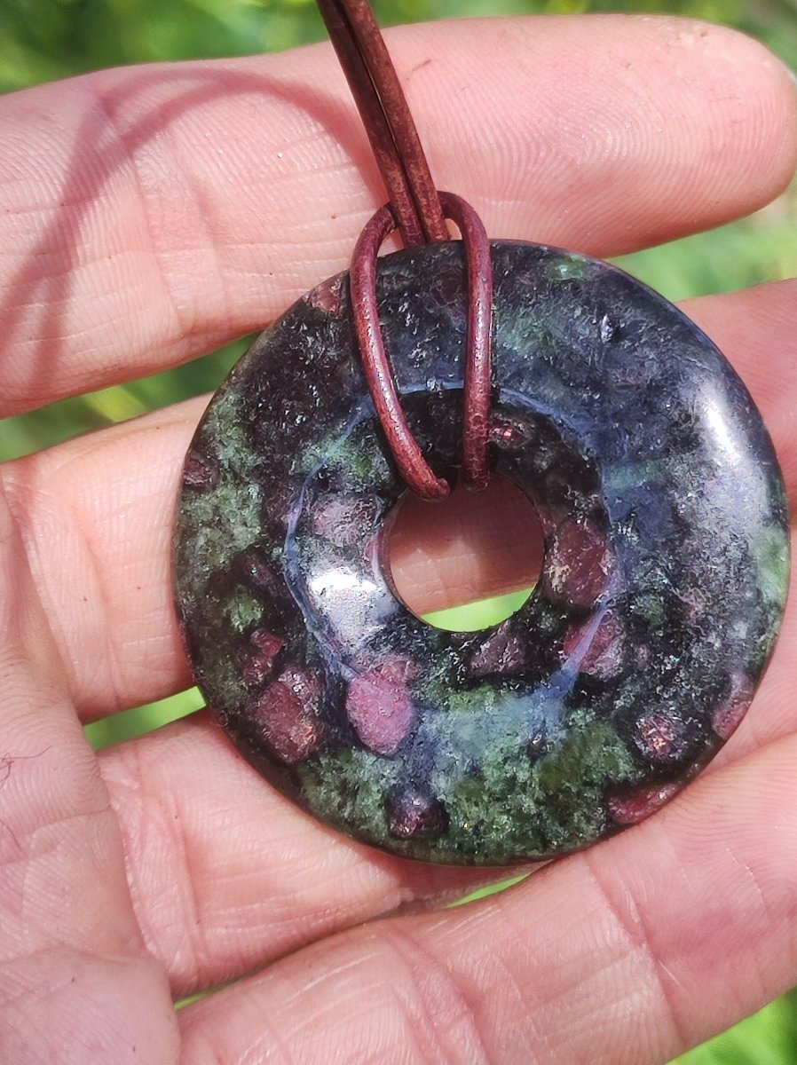 Granat - Pyroxenit 40mm Donut Edelstein Kette Rarität selten Schutzsymbol Heilstein Kristall HIPPIE Boho Tibet Ethno Mann Frau Geschenk Er Sie - Art of Nature Berlin