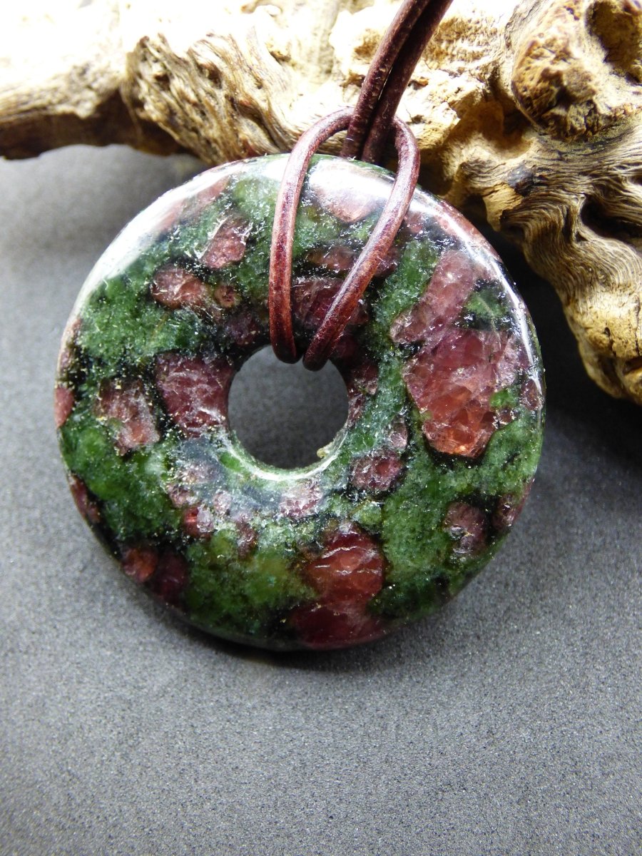 Granat - Pyroxenit 40mm Donut Edelstein Kette Rarität selten Schutzsymbol Heilstein Kristall HIPPIE Boho Tibet Ethno Mann Frau Geschenk Er Sie - Art of Nature Berlin