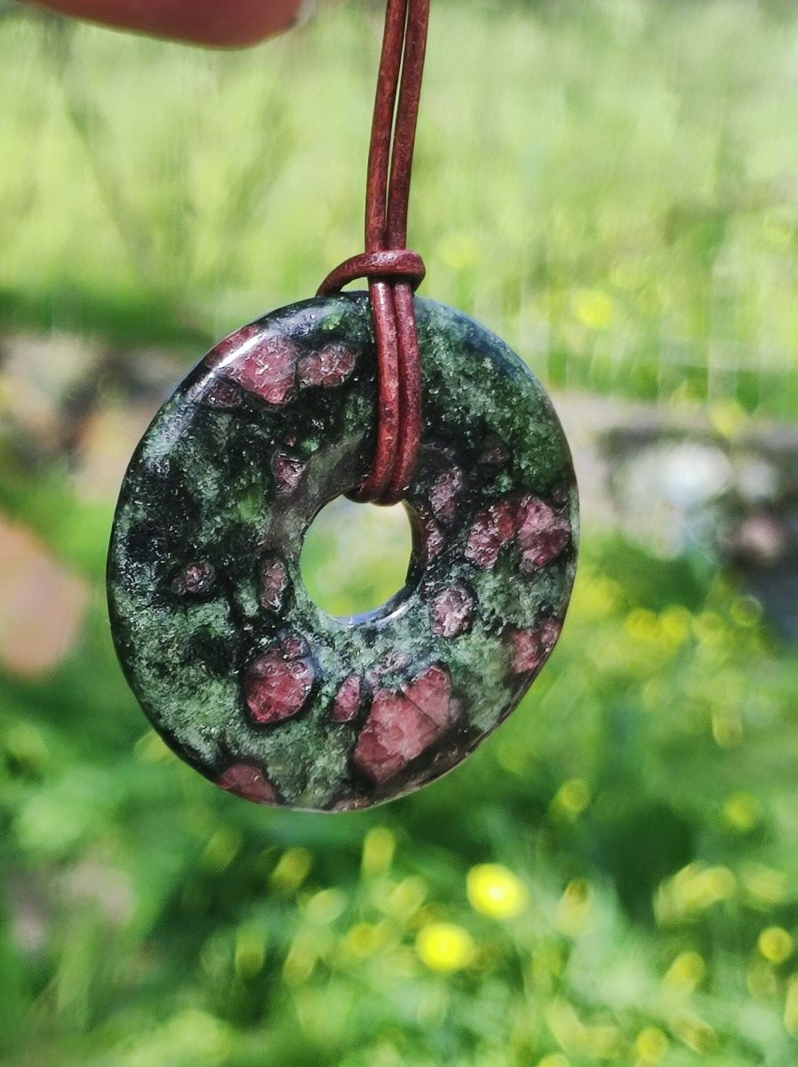 Granat - Pyroxenit 40mm Donut Edelstein Kette Rarität selten Schutzsymbol Heilstein Kristall HIPPIE Boho Tibet Ethno Mann Frau Geschenk Er Sie - Art of Nature Berlin