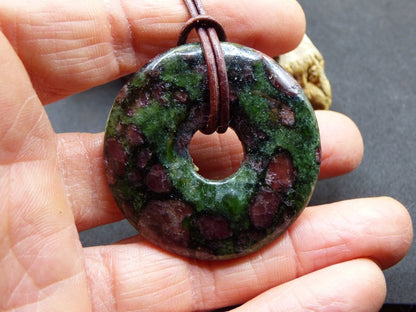 Granat - Pyroxenit 40mm Donut Edelstein Kette Rarität selten Schutzsymbol Heilstein Kristall HIPPIE Boho Tibet Ethno Mann Frau Geschenk Er Sie - Art of Nature Berlin