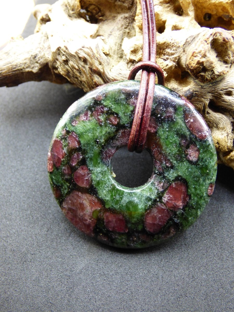 Granat - Pyroxenit 40mm Donut Edelstein Kette Rarität selten Schutzsymbol Heilstein Kristall HIPPIE Boho Tibet Ethno Mann Frau Geschenk Er Sie - Art of Nature Berlin