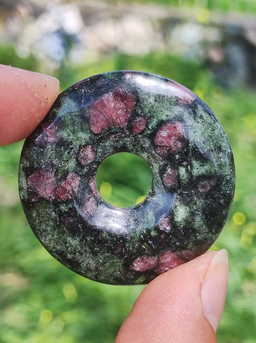 Granat - Pyroxenit 40mm Donut Edelstein Kette Rarität selten Schutzsymbol Heilstein Kristall HIPPIE Boho Tibet Ethno Mann Frau Geschenk Er Sie - Art of Nature Berlin