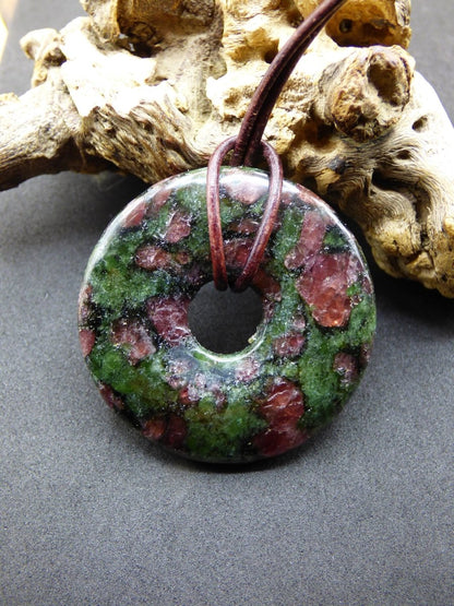 Granat - Pyroxenit 40mm Donut Edelstein Kette Rarität selten Schutzsymbol Heilstein Kristall HIPPIE Boho Tibet Ethno Mann Frau Geschenk Er Sie - Art of Nature Berlin