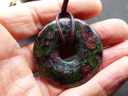 Granat - Pyroxenit 40mm Donut Edelstein Kette Rarität selten Schutzsymbol Heilstein Kristall HIPPIE Boho Tibet Ethno Mann Frau Geschenk Er Sie - Art of Nature Berlin